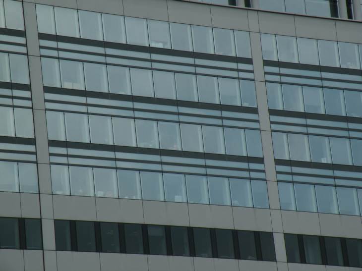  fenêtres d'immeuble moderne de bureaux